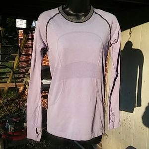 Women's lululemon athletica long sleeved size 8